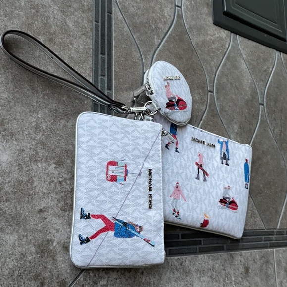 Michael Kors Jet Set Girls Wristlet Trio - Picture 2 of 16